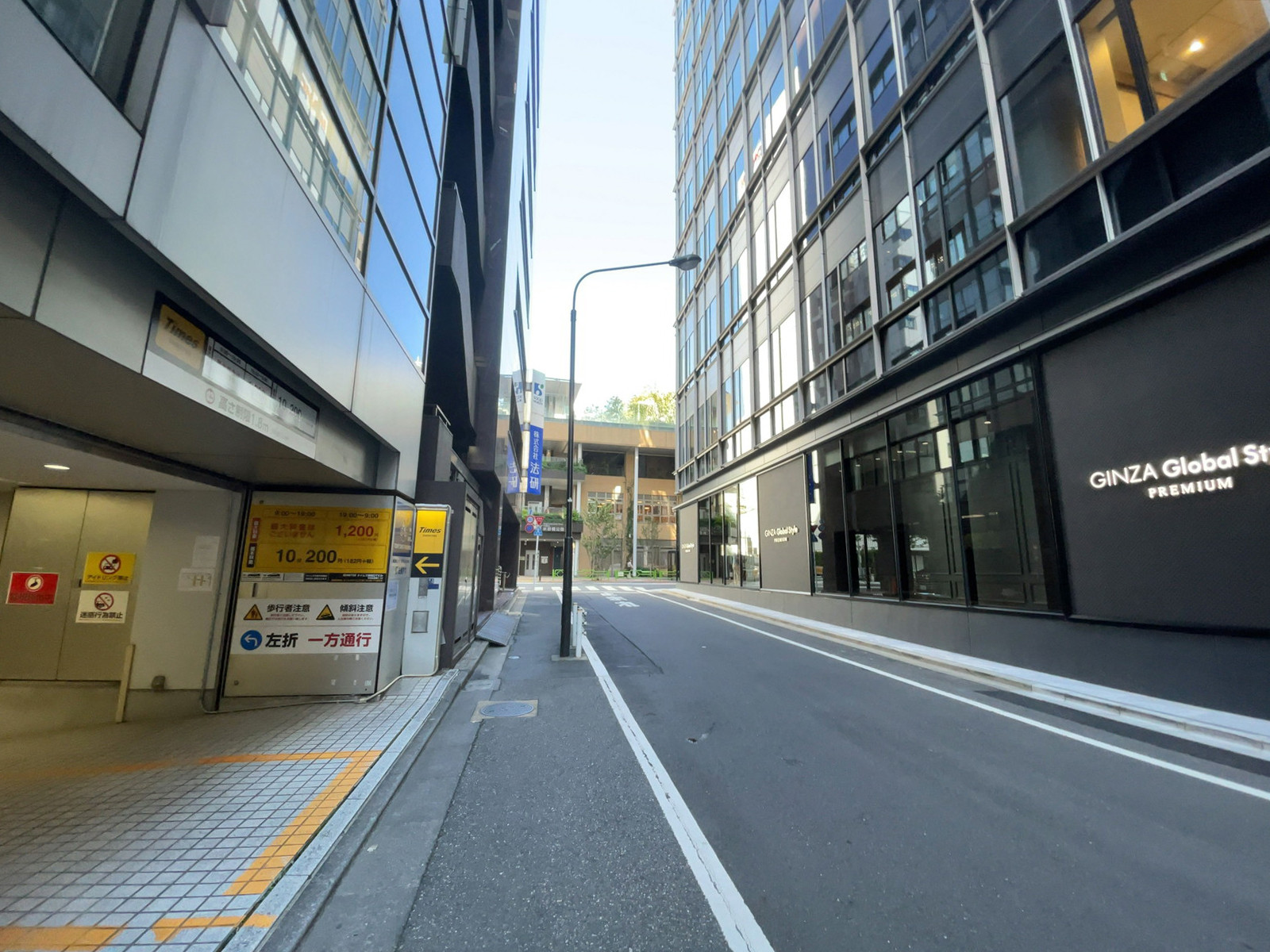 銀座DTビル前面の通り