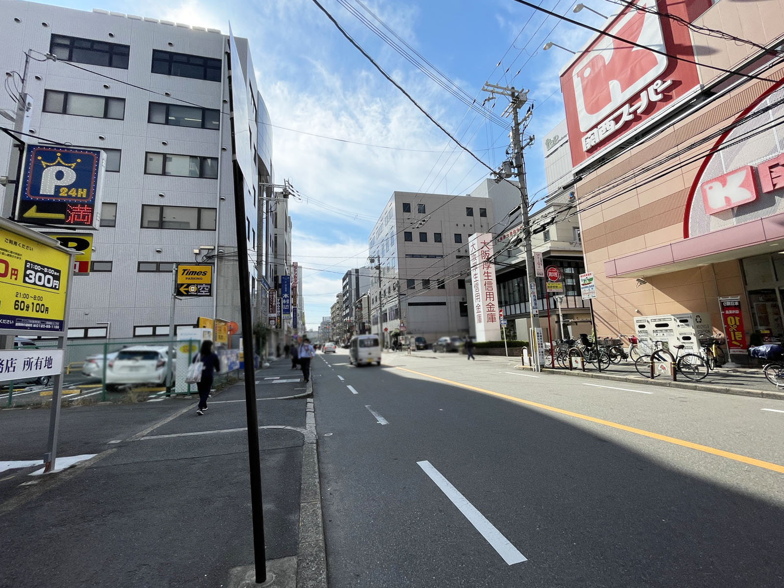 21センチュリービル前面の通り