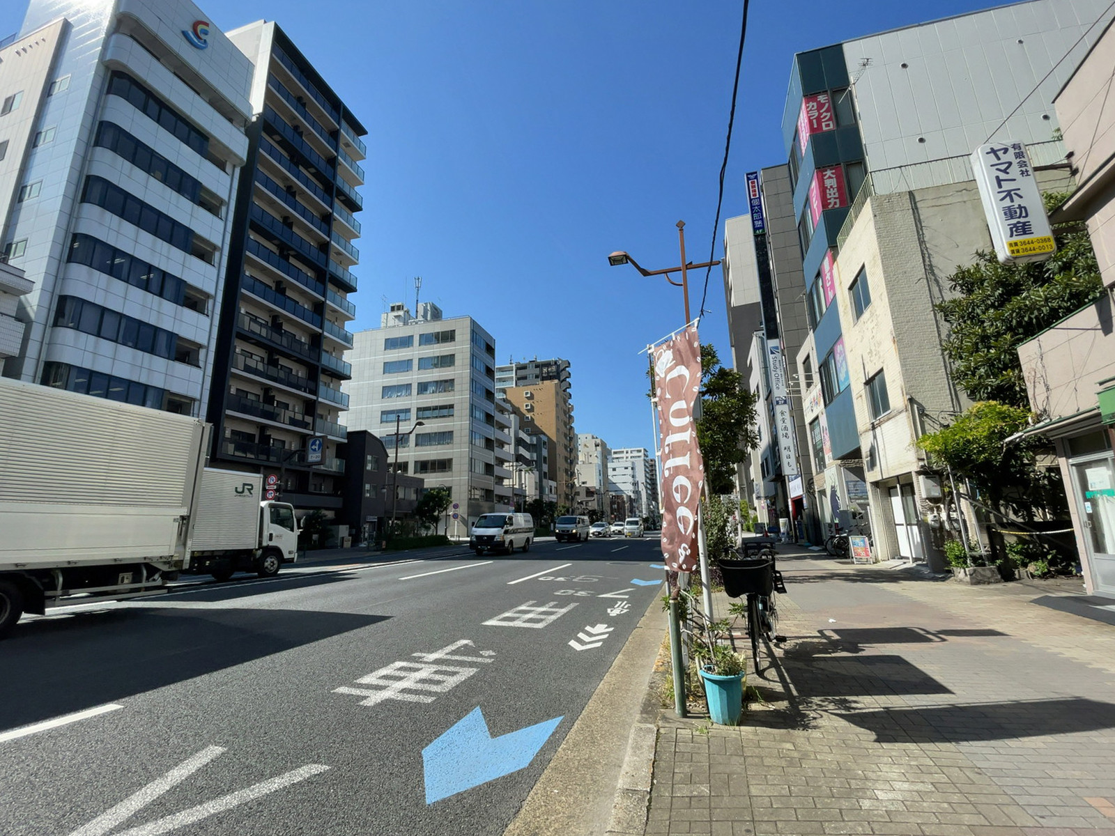 キヨミヤビル前面の永代通り