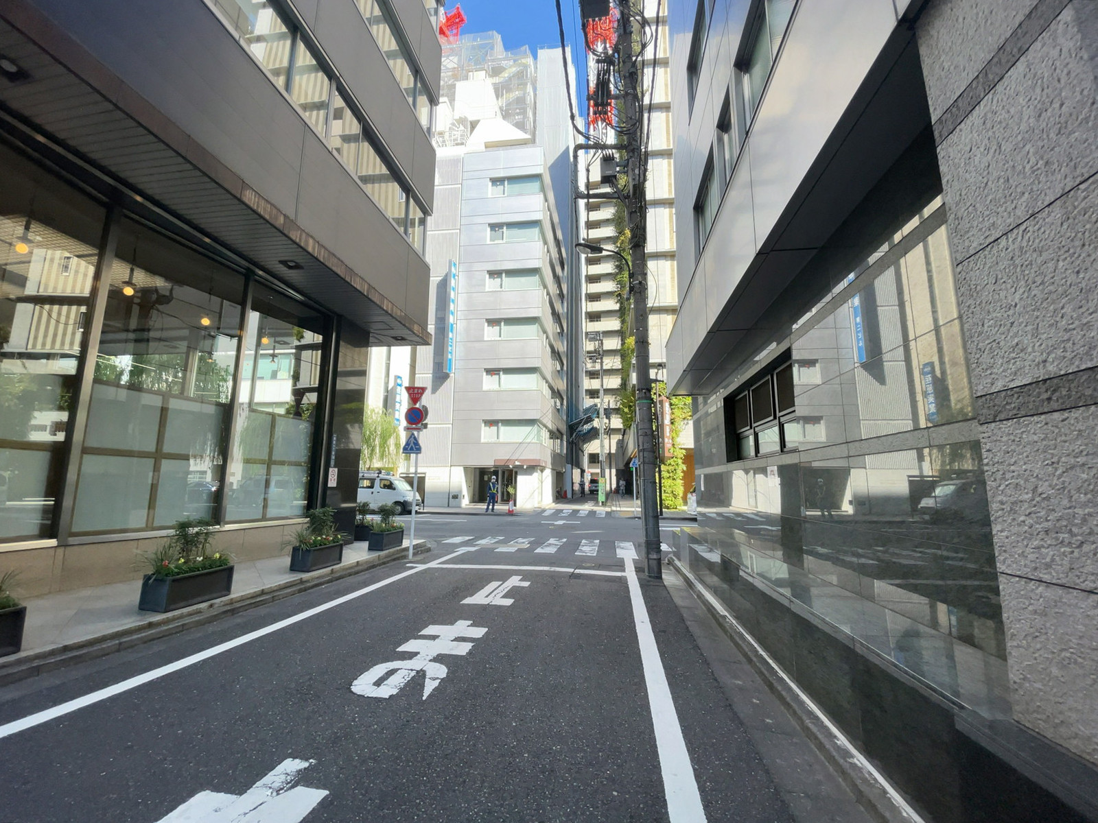 銀ビル前面の通り