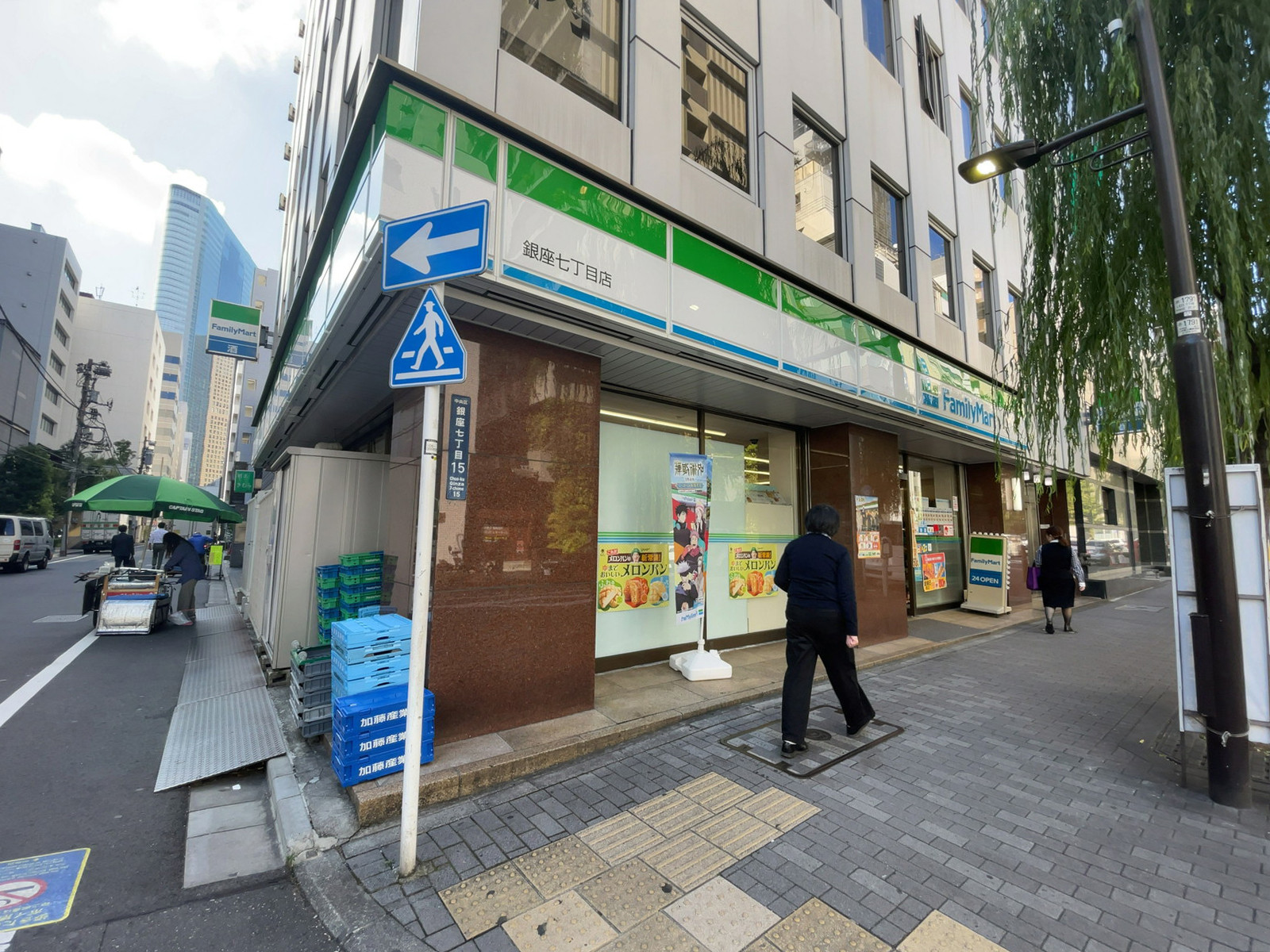 徒歩1分のファミリーマート 銀座七丁目店