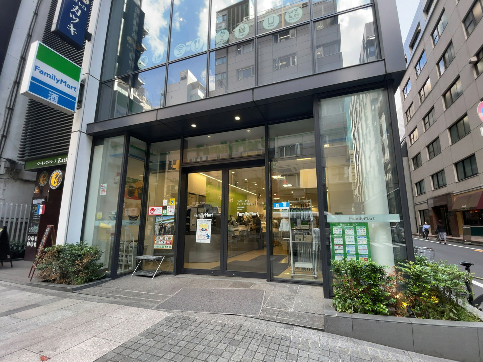 徒歩1分のファミリーマート フレッサイン銀座店
