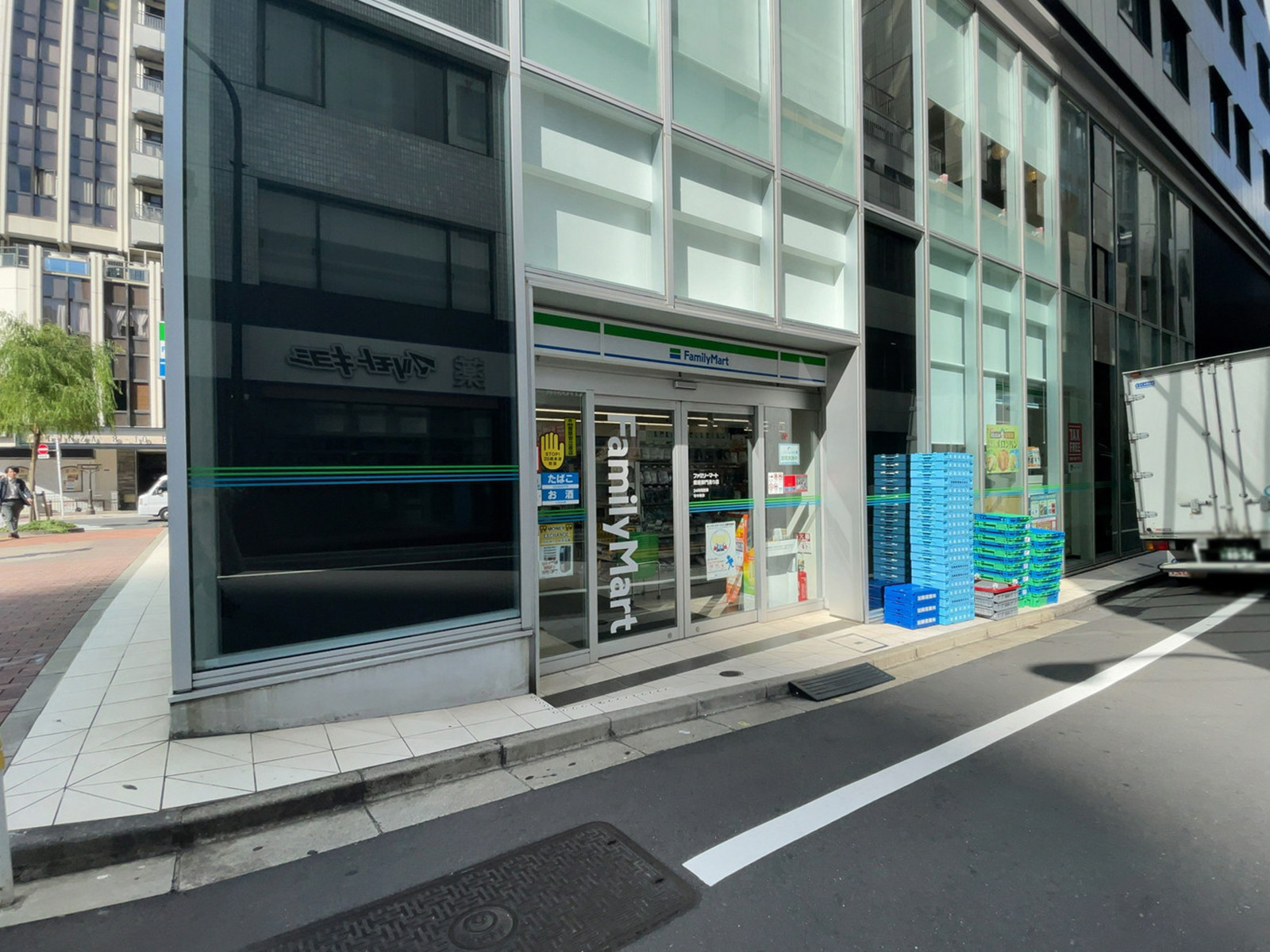 徒歩2分のファミリーマート 銀座御門通り店