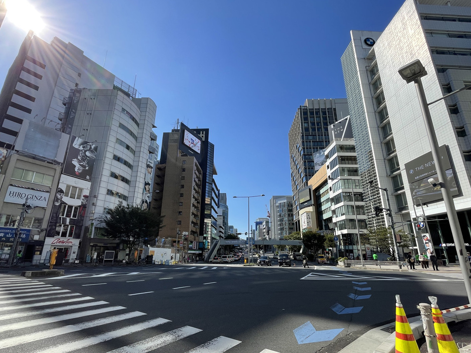 鈴越ビル前面の外苑前交差点
