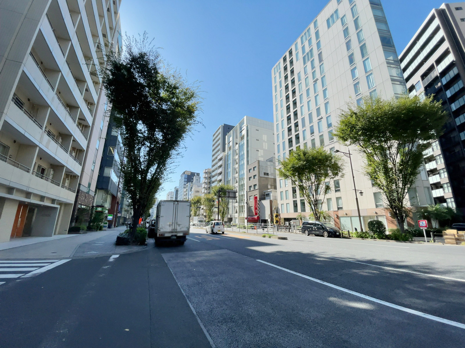 Jプロ東日本橋ビル前面の通り