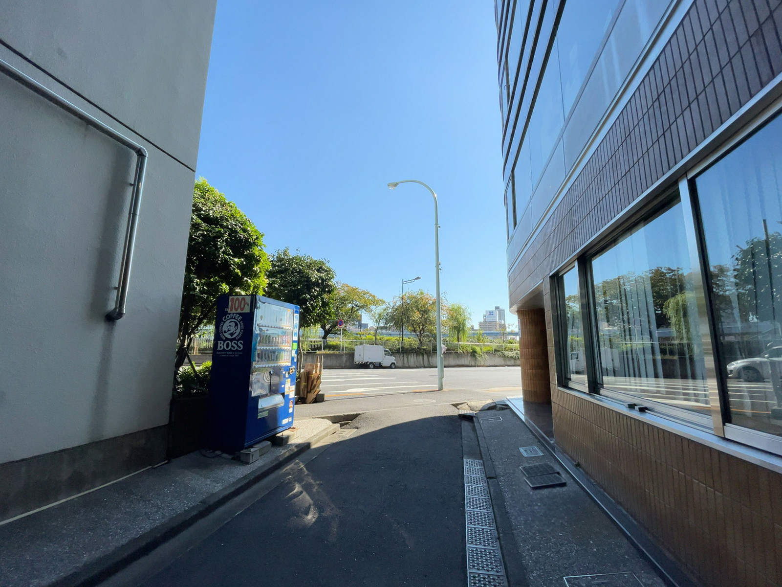 光井東日本橋ビル前面の通り