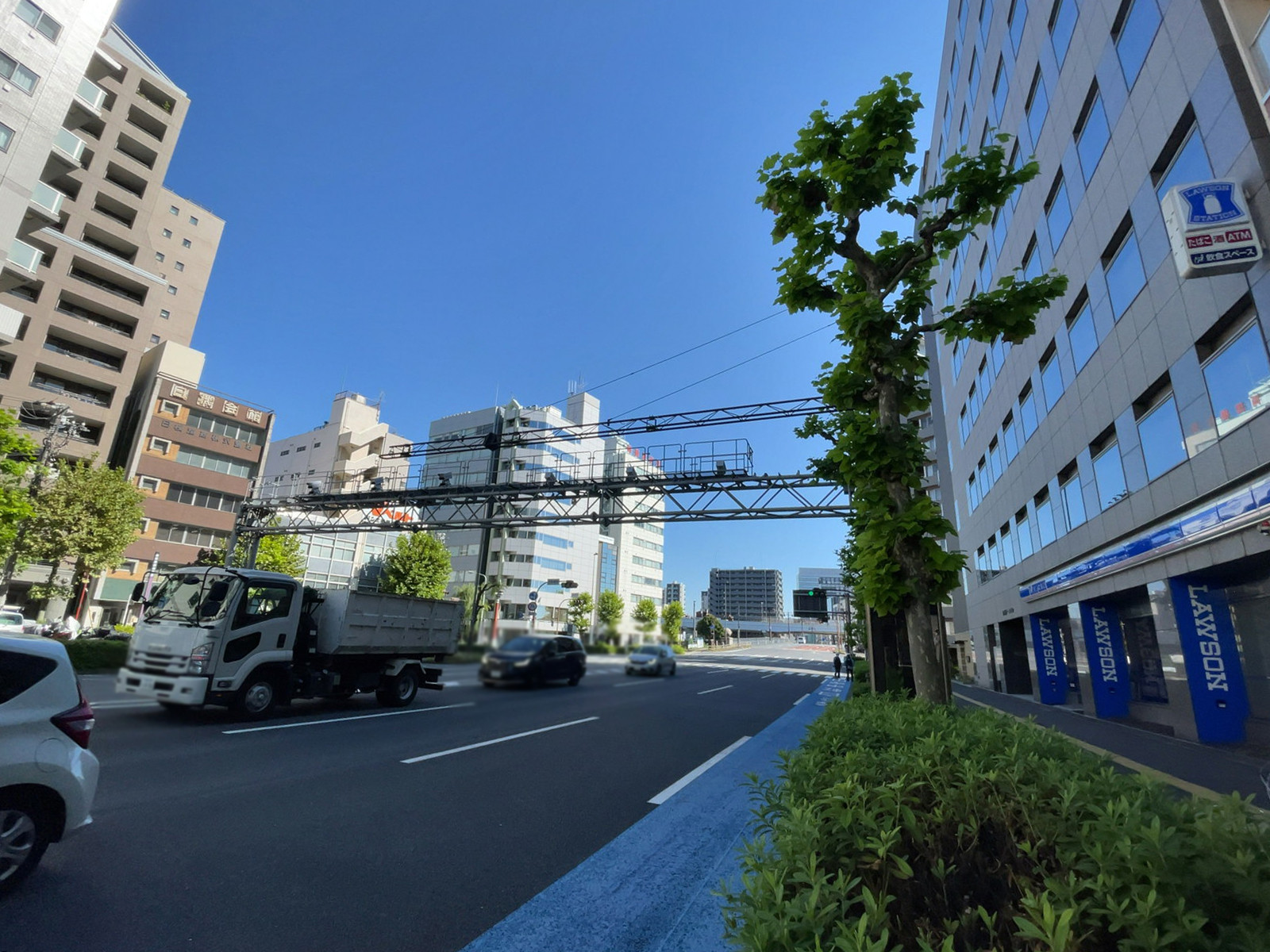 東日本橋槇町ビル前面の京葉道路