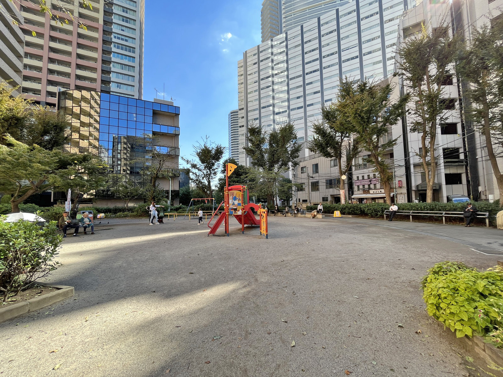 向かいの豊島区立日出町公園