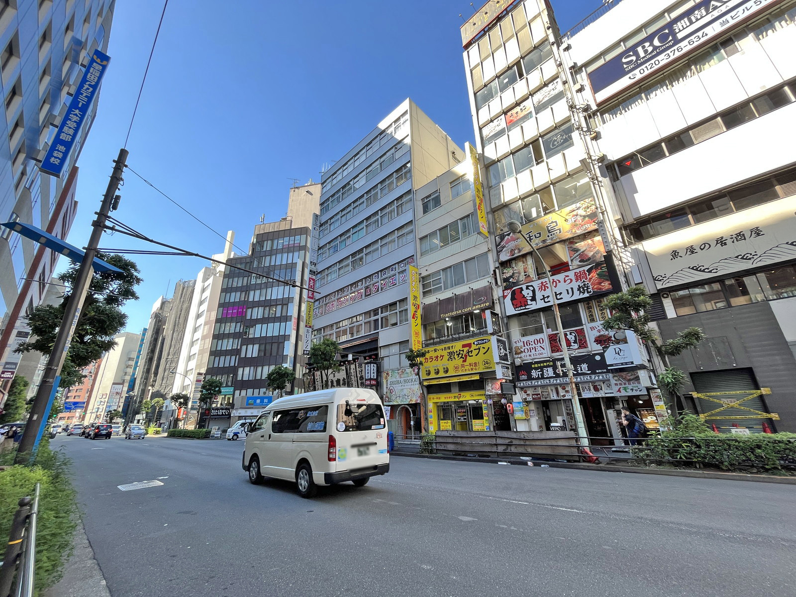 エキニア南池袋前面の東栄会本町通り