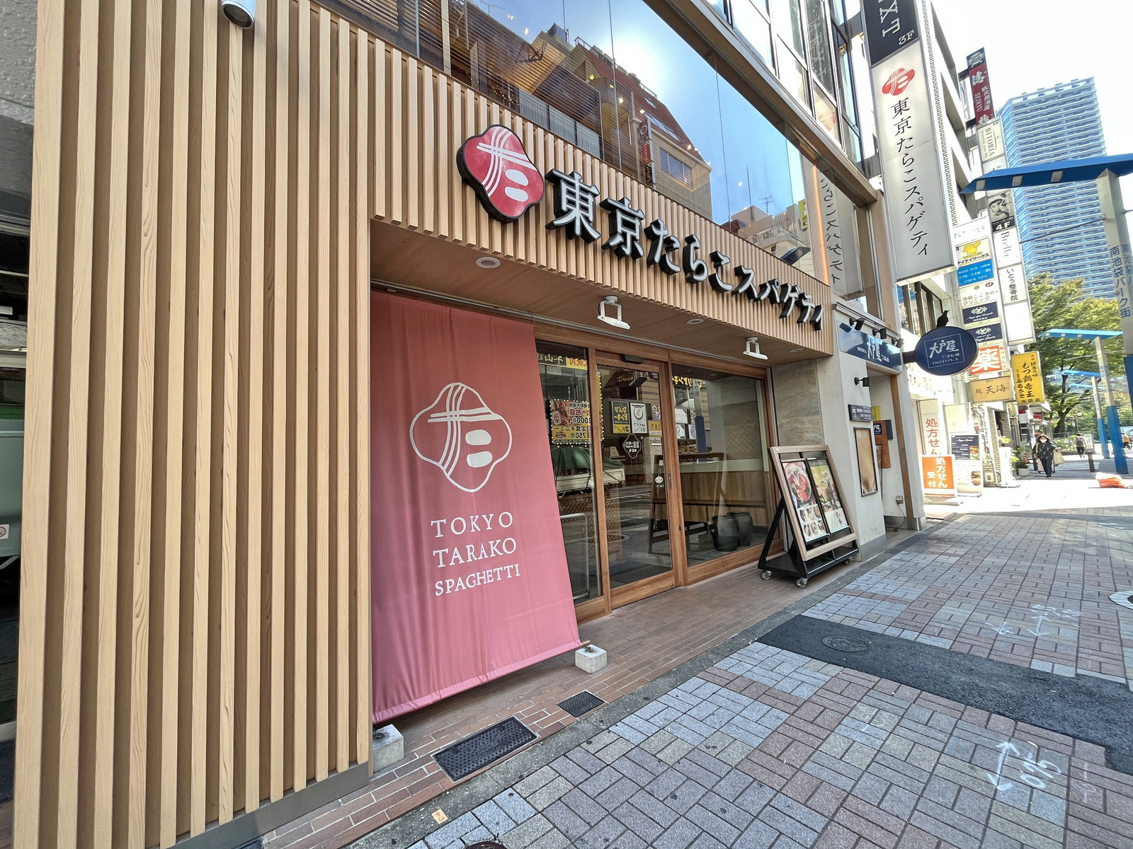 付近には飲食店が充実