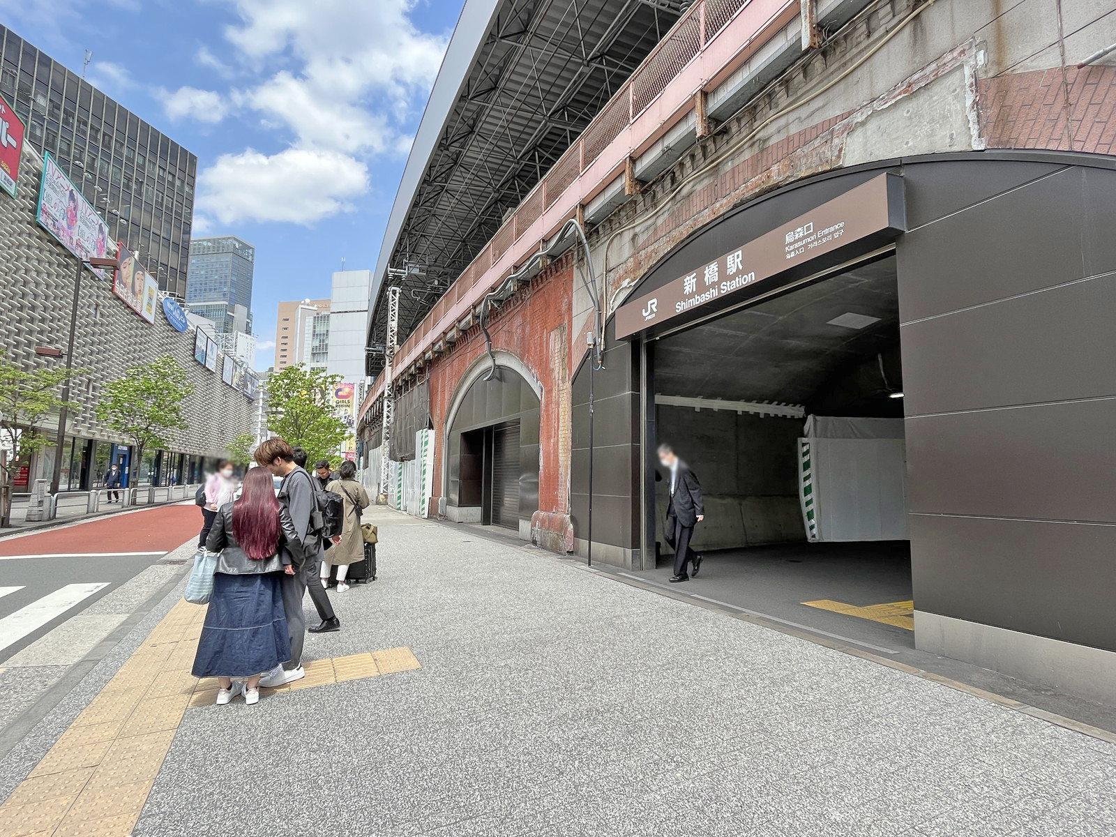 最寄りの「新橋駅」