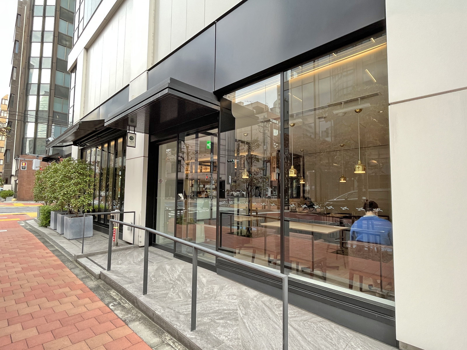 向かいの通りのCHAYA 1899TOKYO