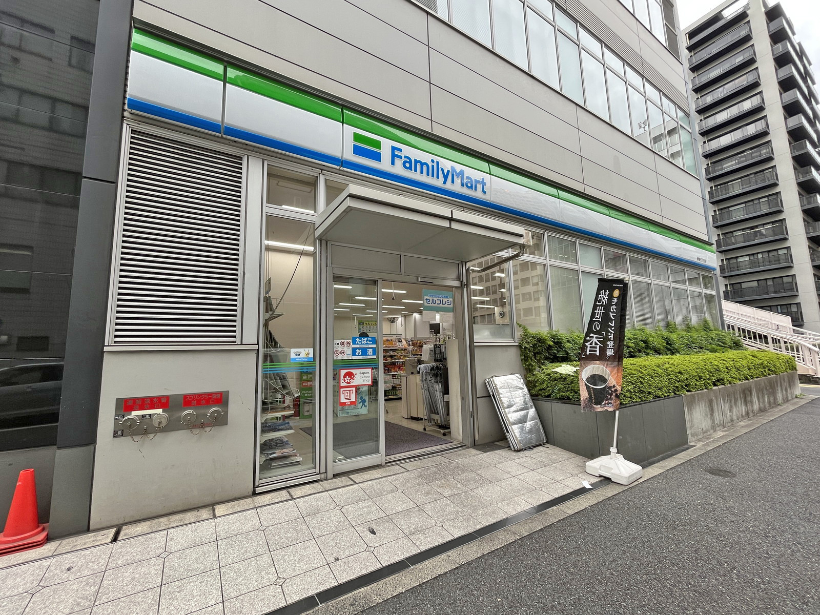 徒歩1分のファミリー新橋五丁目店