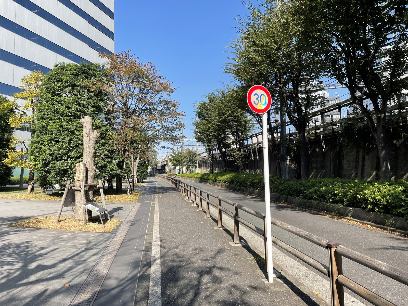 西新宿プライムスクエア前面の通り