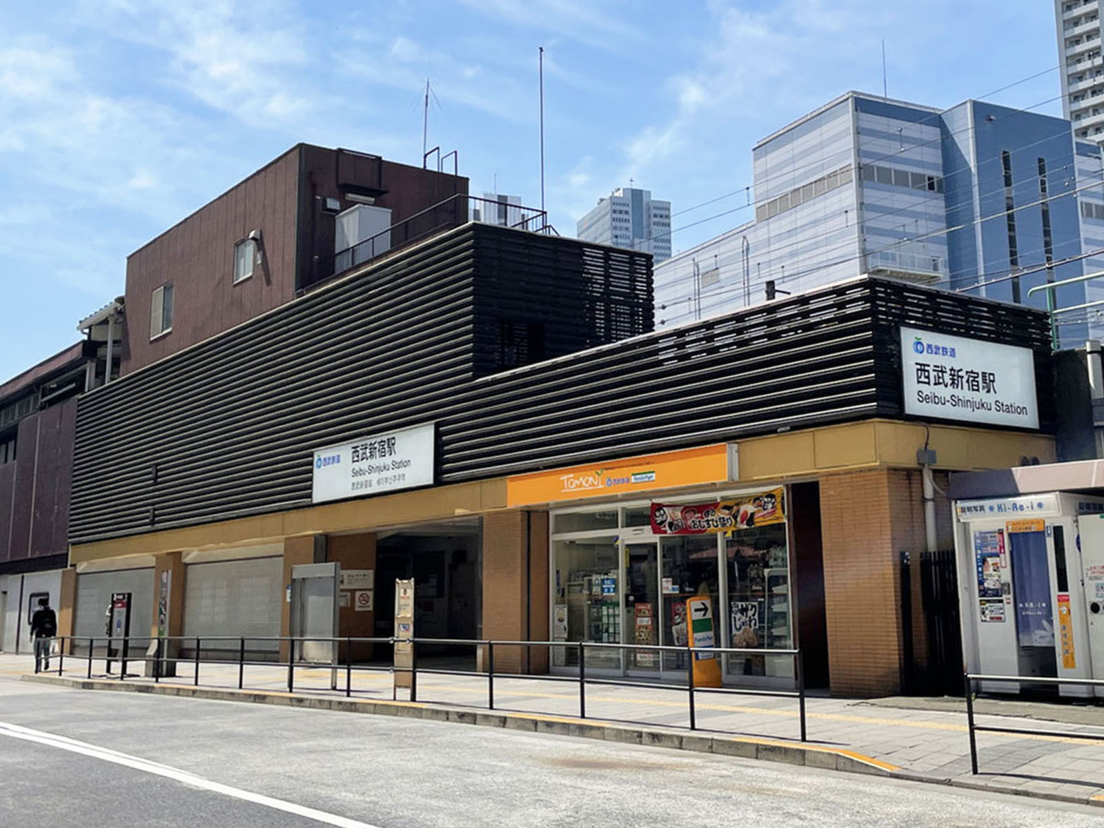 最寄りの「西武新宿駅」