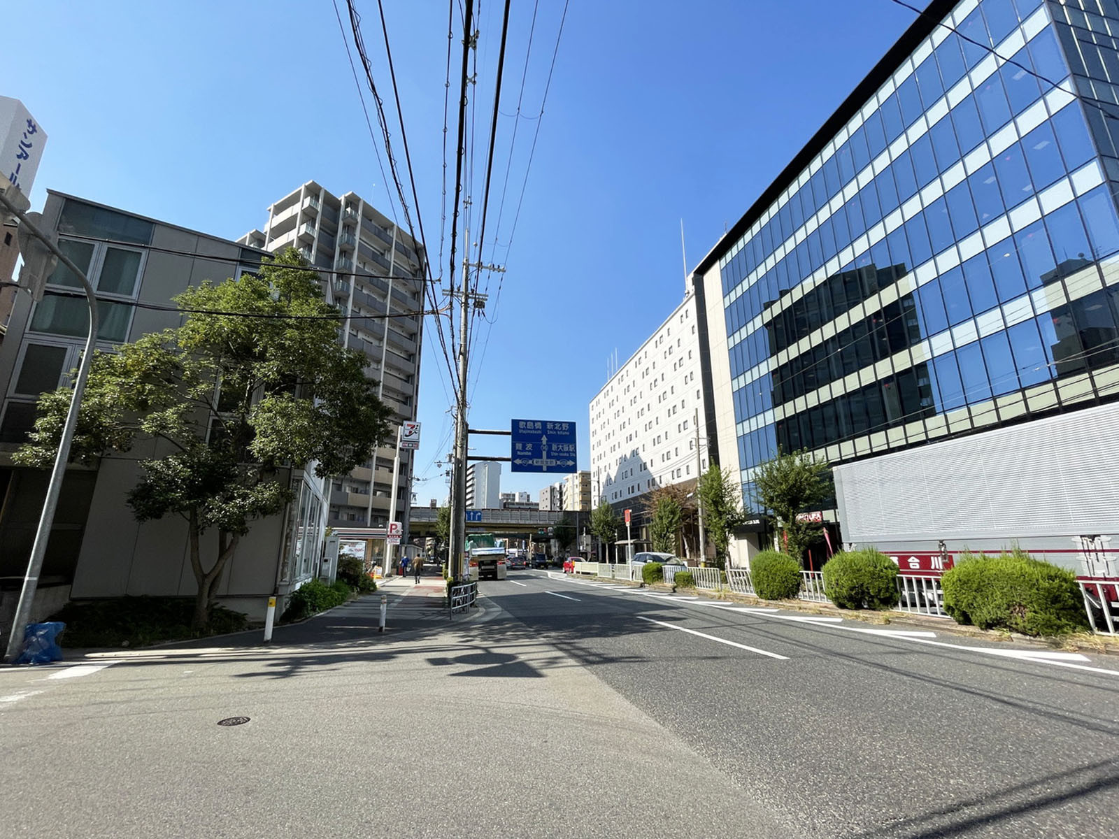 クレアシオン新大阪ビル前面の通り