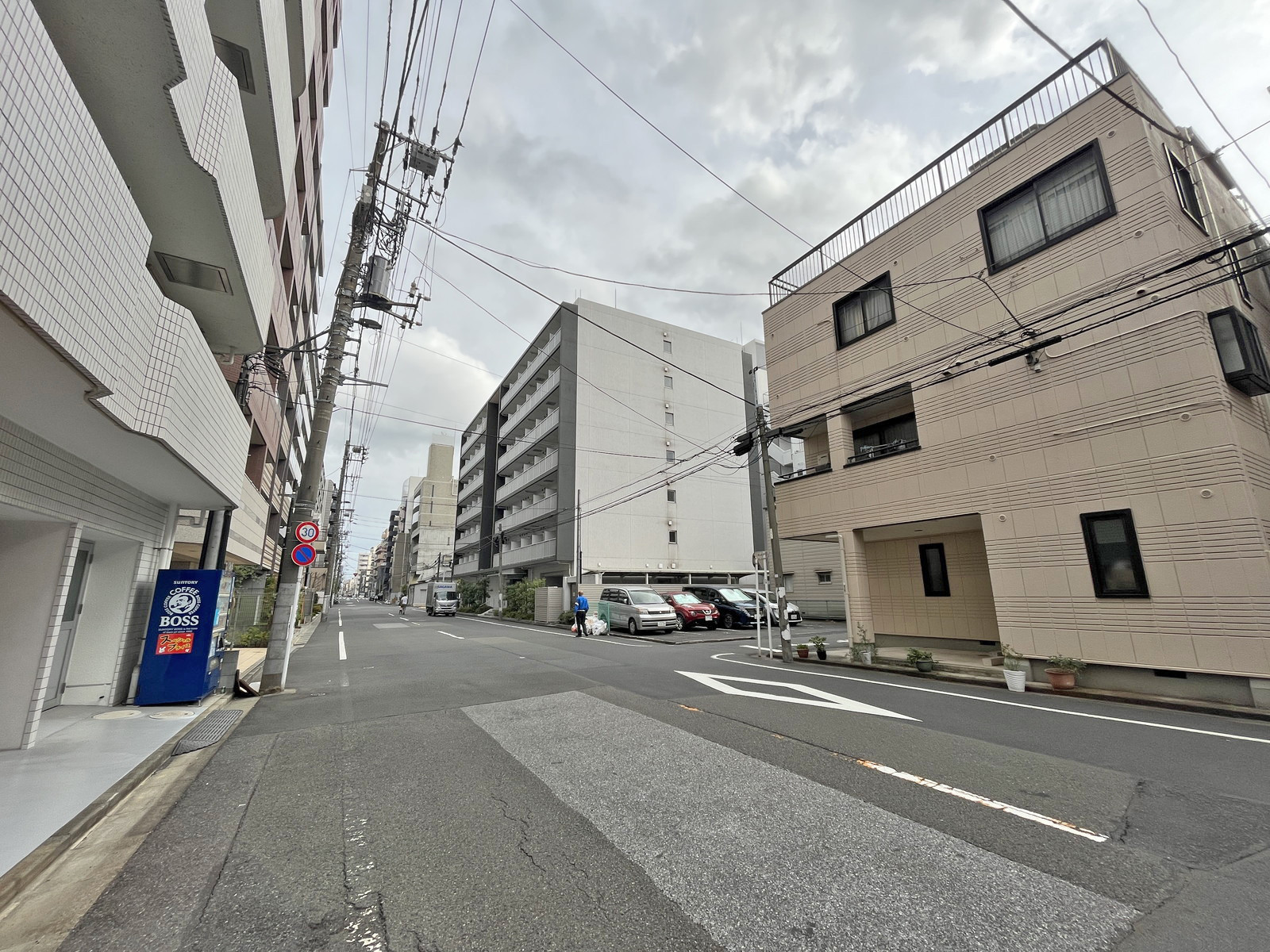 ホワイトアベニュー古谷前面通り