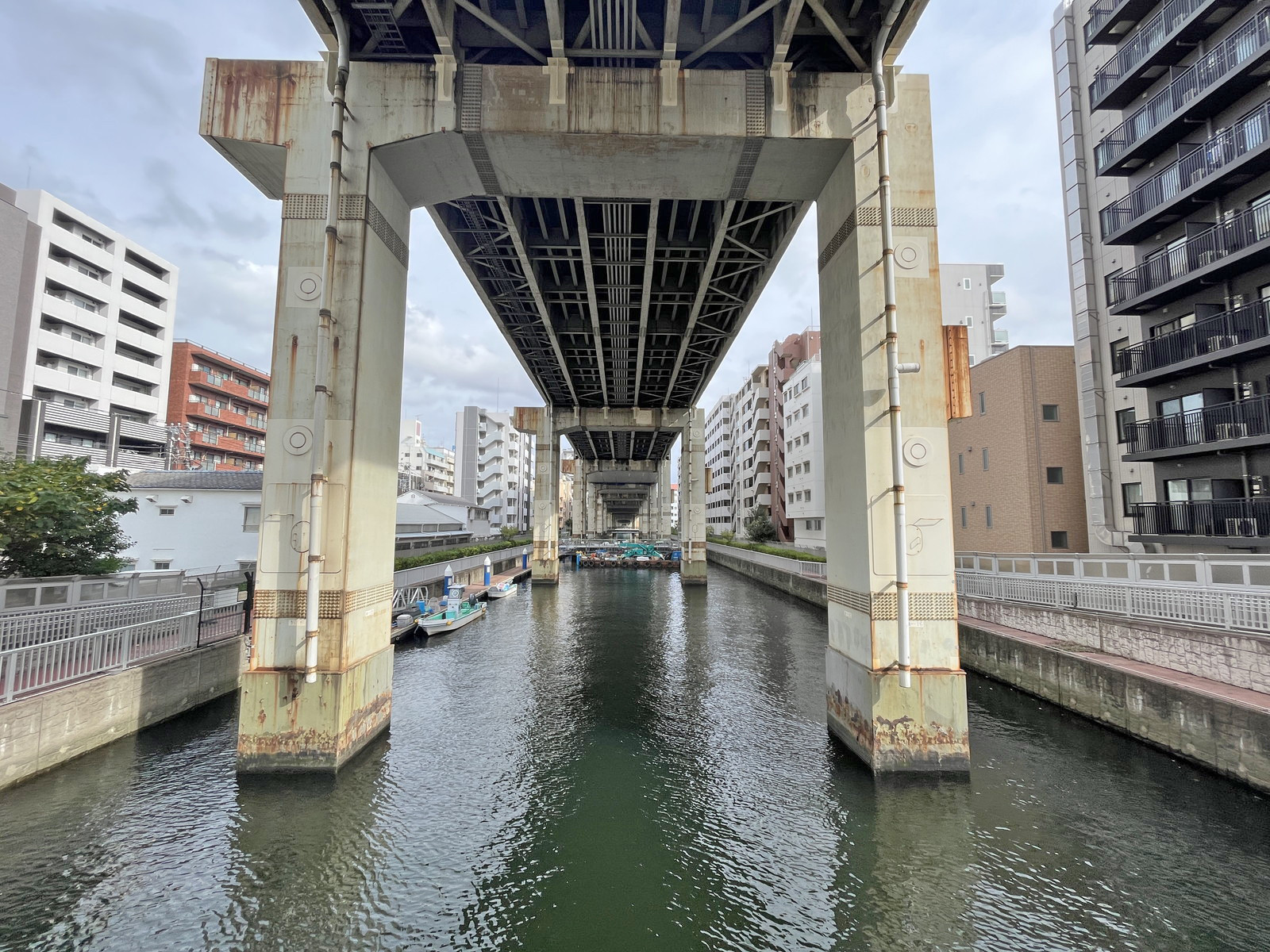 裏手を流れる河川