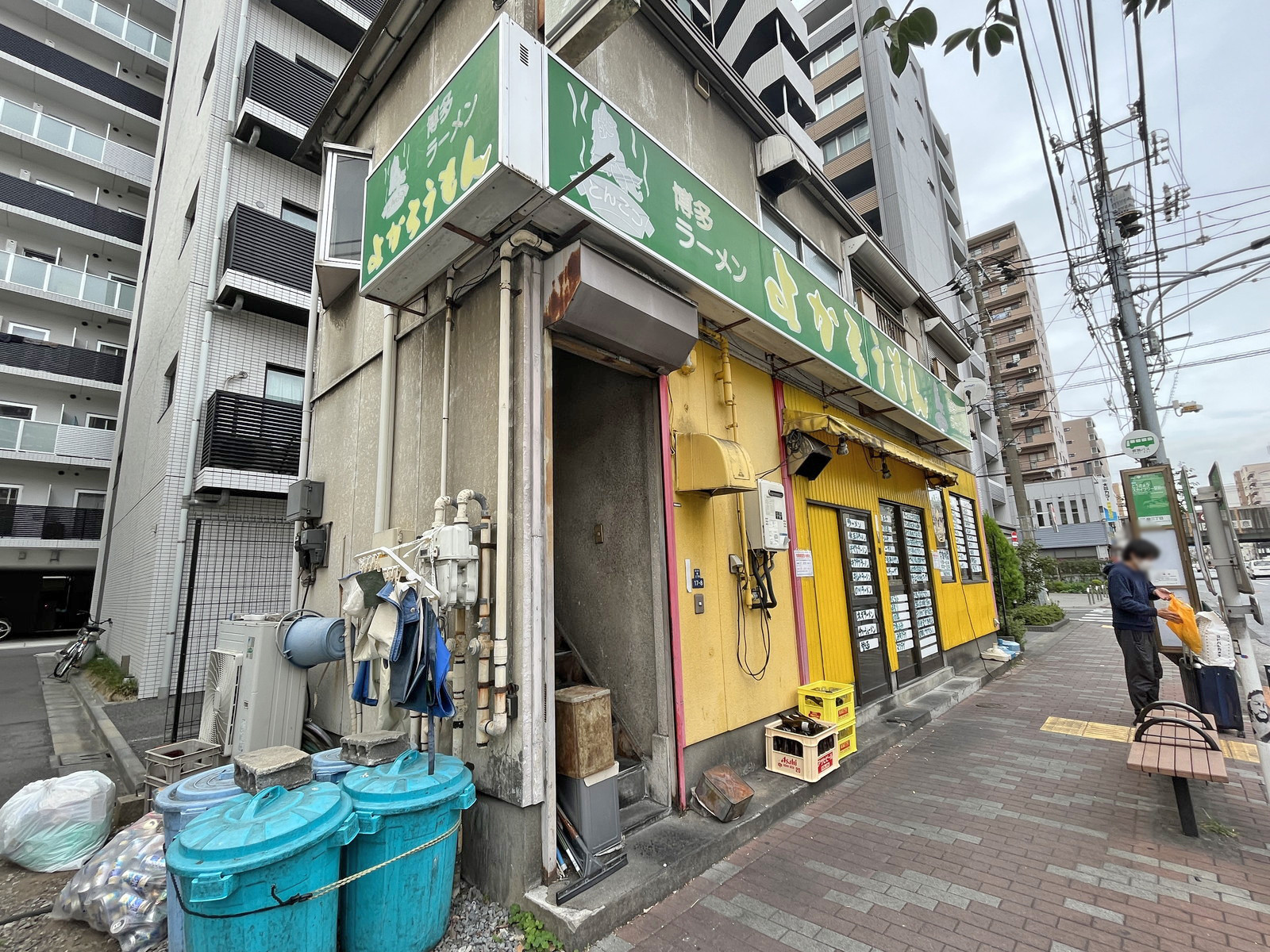 向かいの通りの博多ラーメンよかろうもん