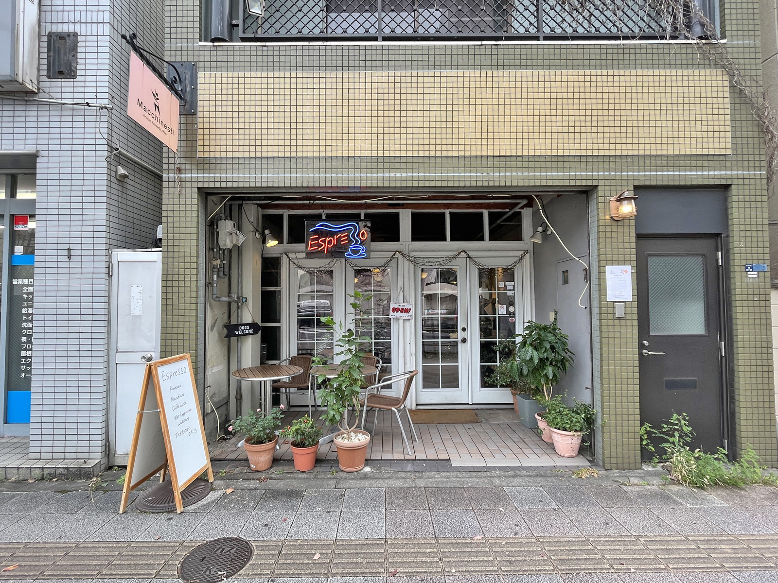 徒歩2分のMacchinesti Coffee