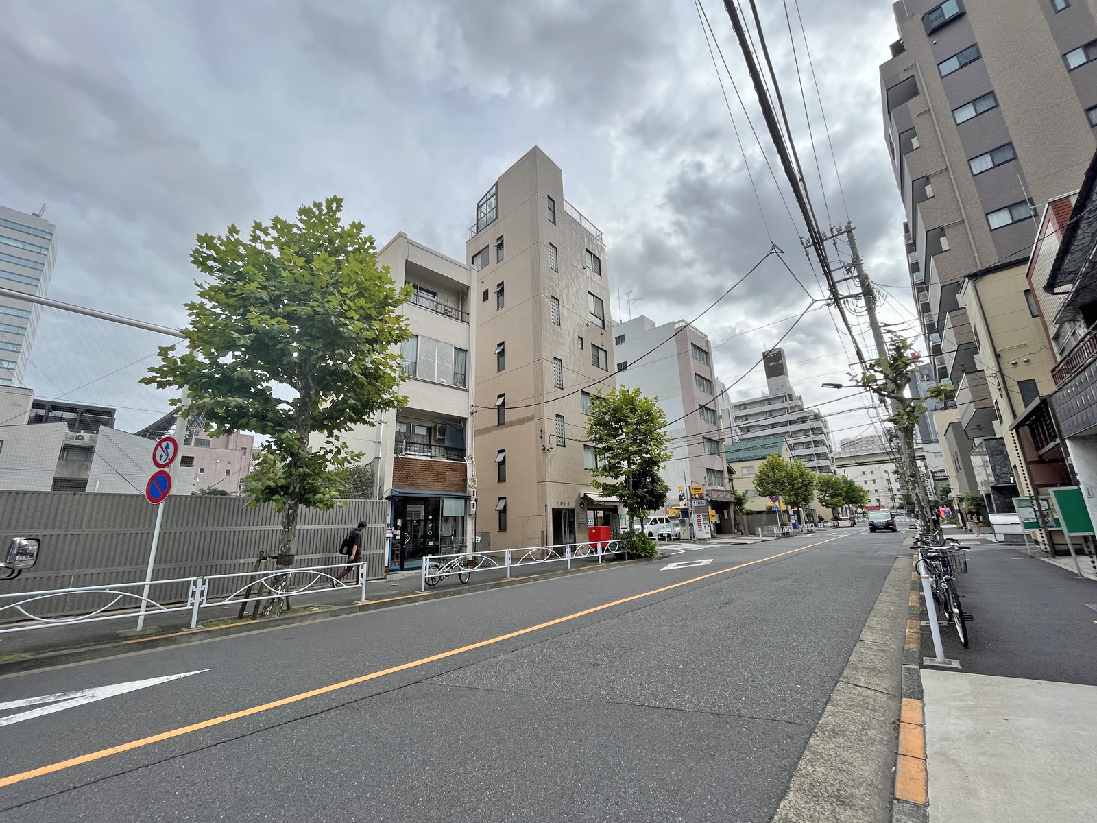 ベンキョウドービル前面通り