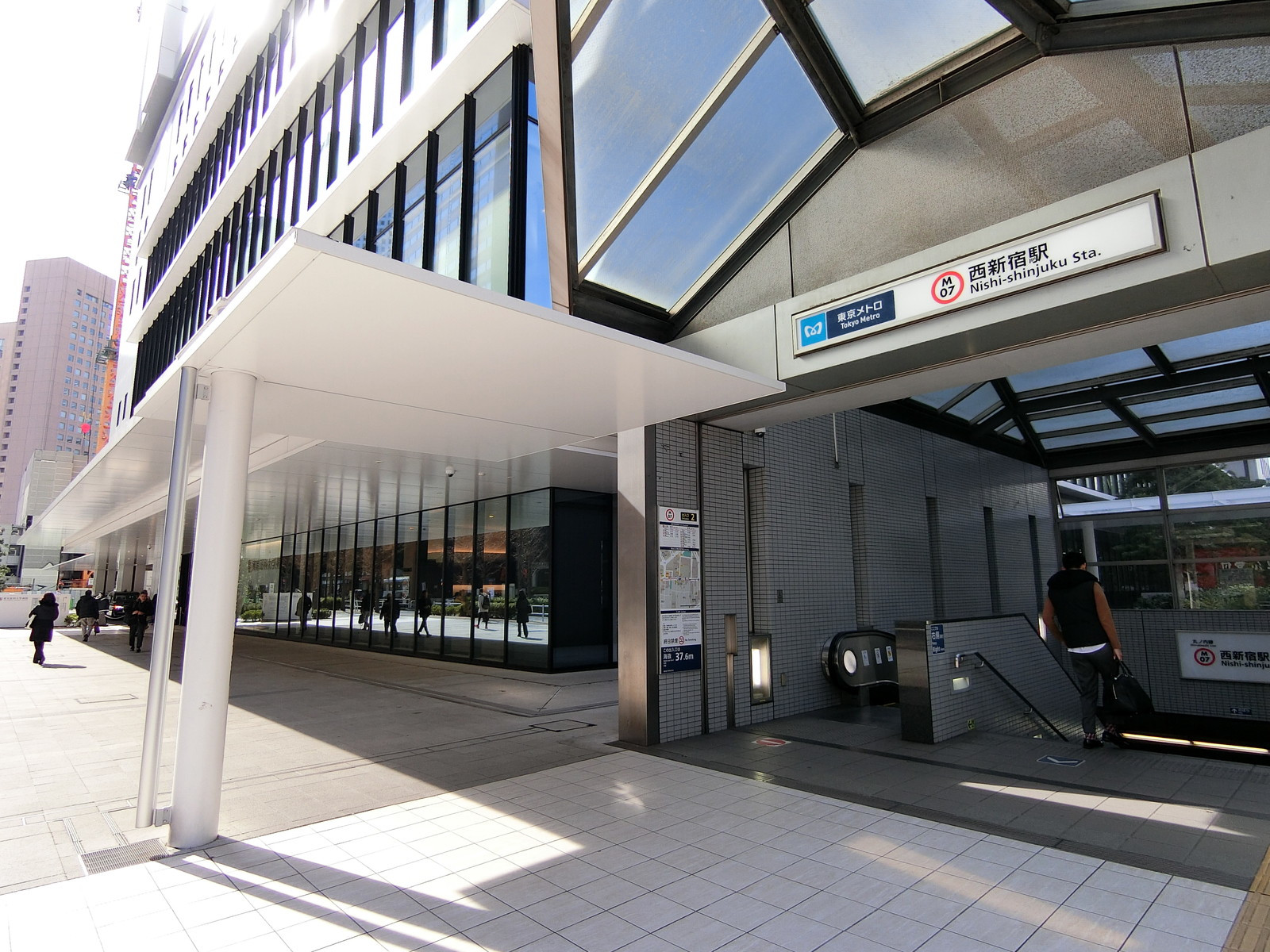 最寄りの「西新宿駅」