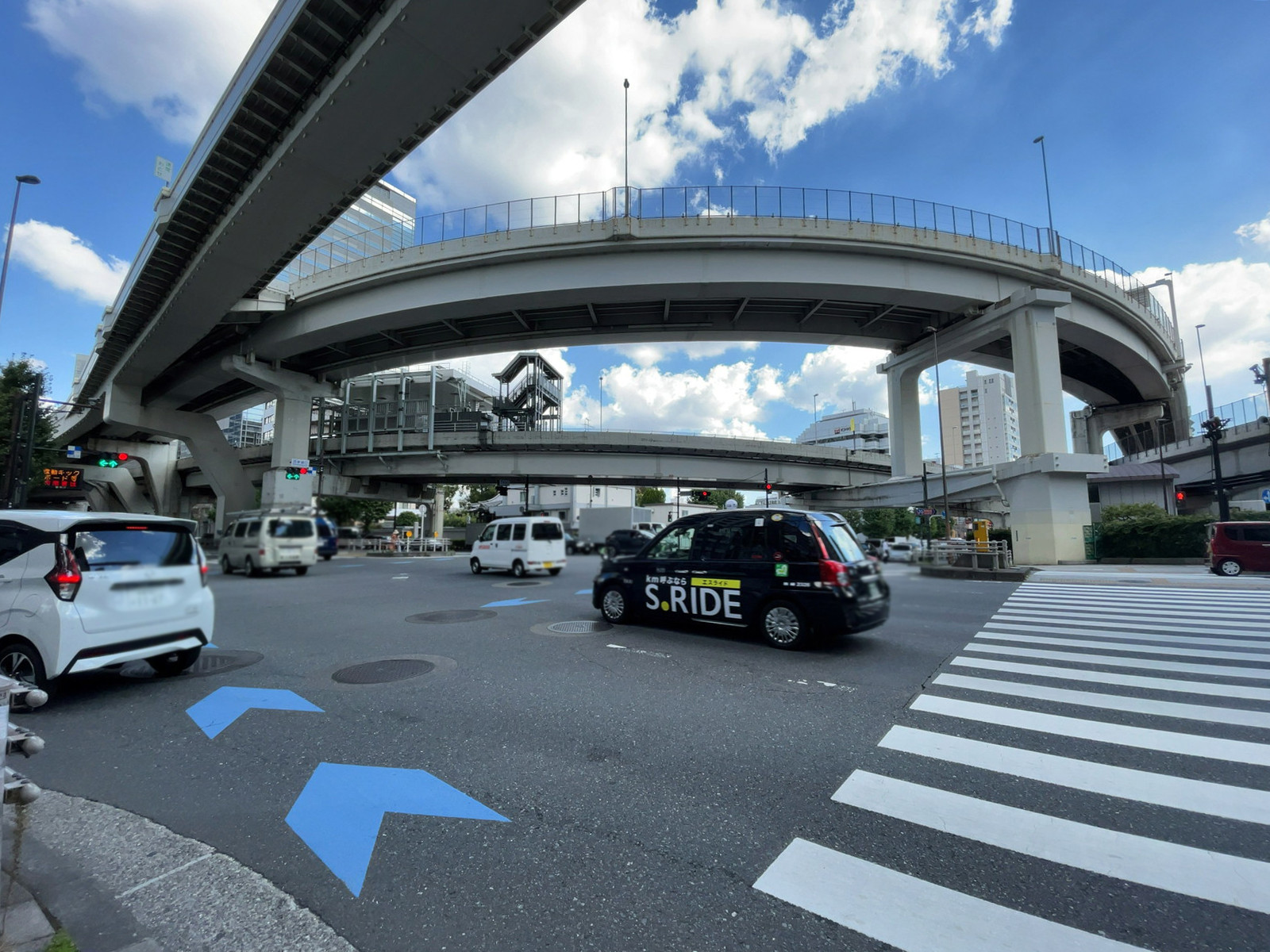 フロンティア新宿タワー前面の通り