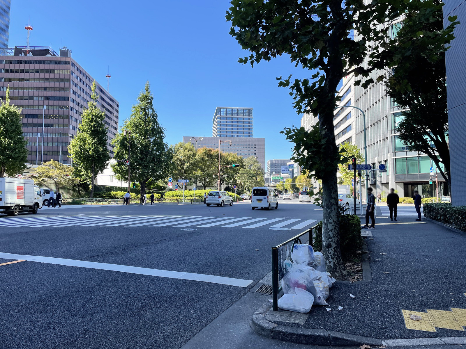 小川ビル前面の錦町有楽町線