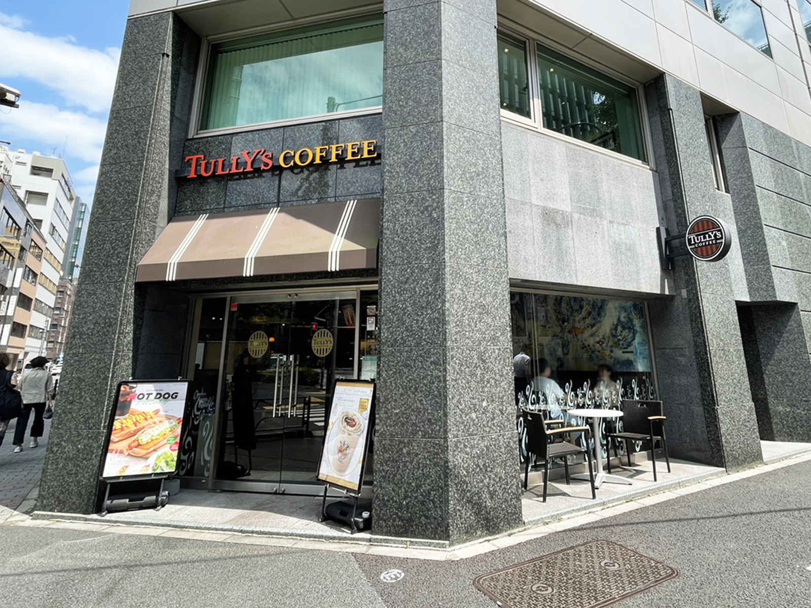 付近のTULLY'S COFFEE
