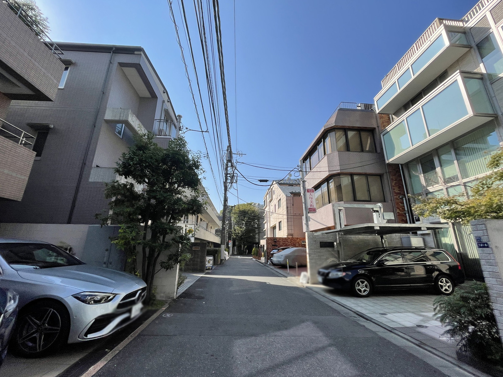 オフィスビル前面の通り