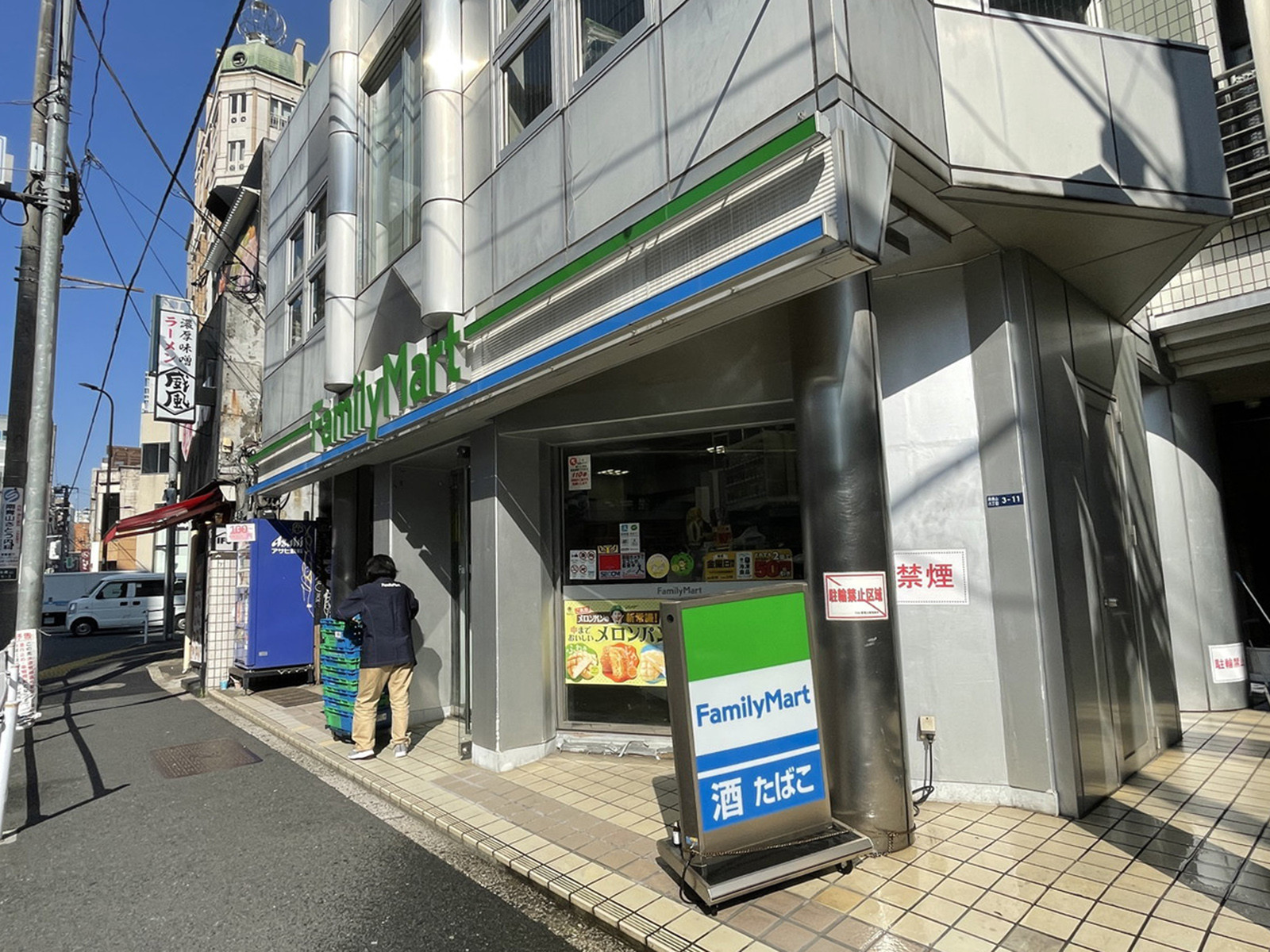 徒歩2分のファミリーマート南青山6丁目店