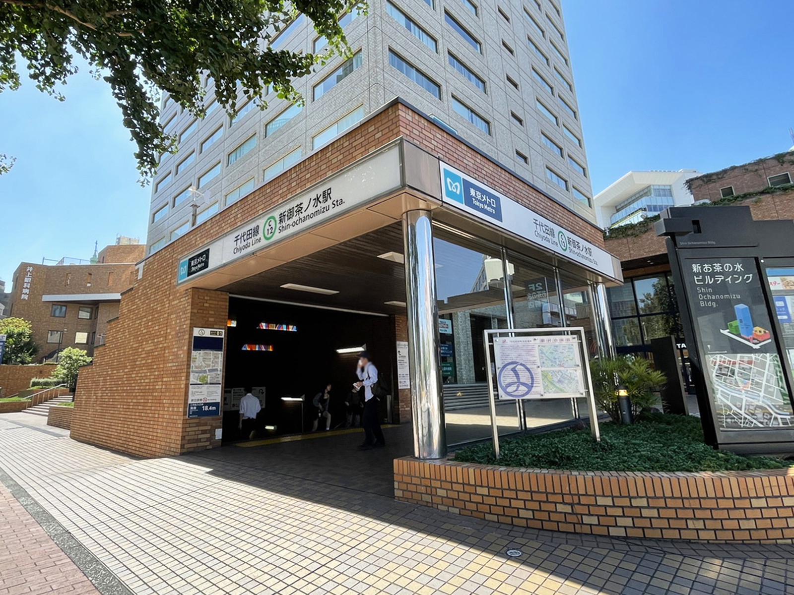 最寄りの「新御茶ノ水駅」