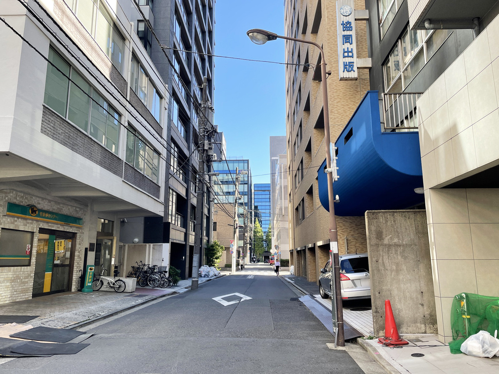 協販商事ビル前面の通り
