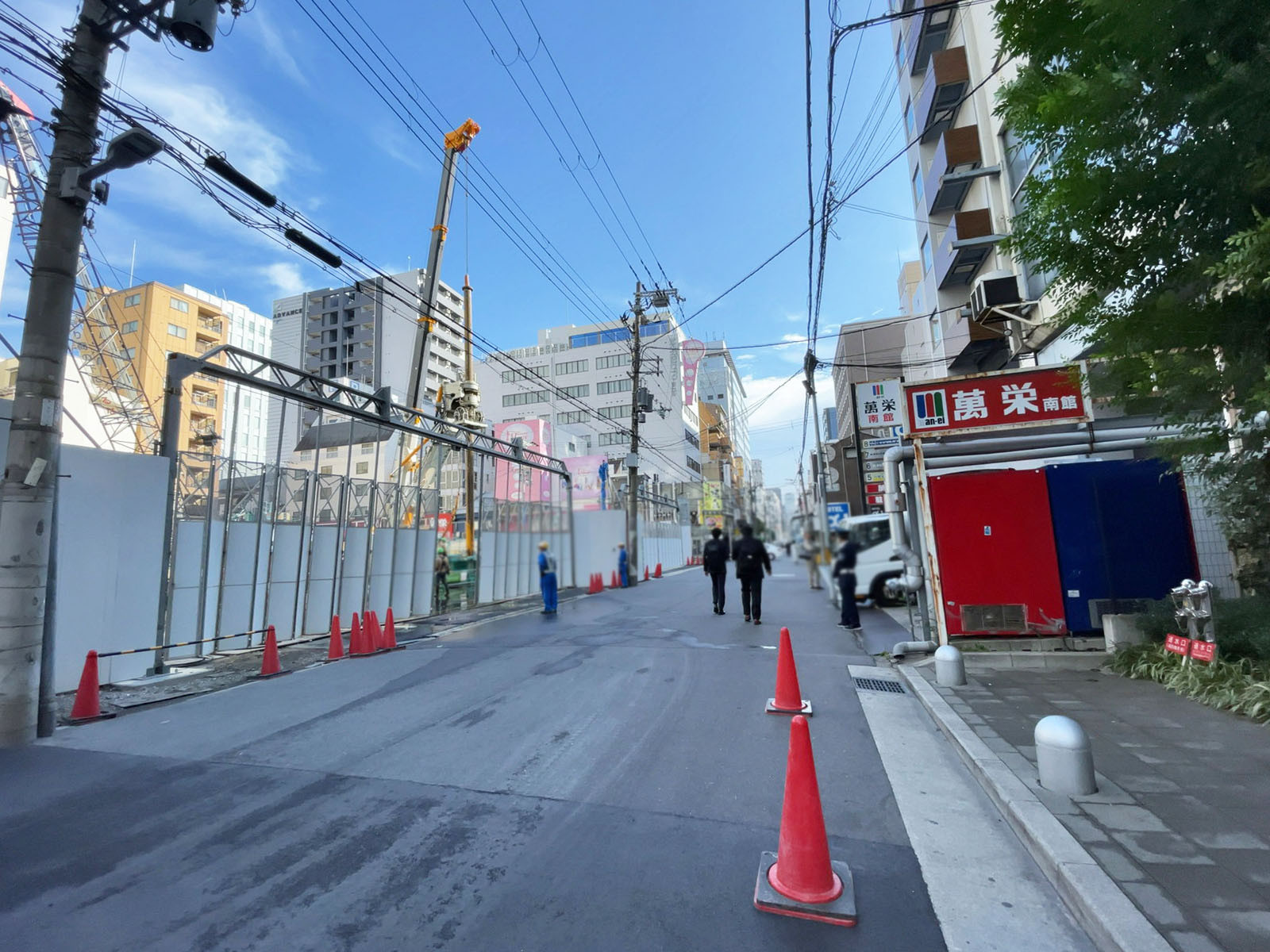 ビル博丈ビル前面の通り