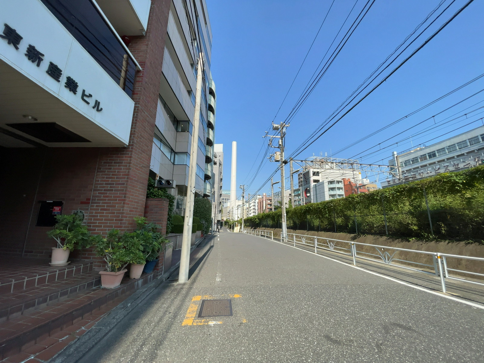 東新産業ビル前面の通り