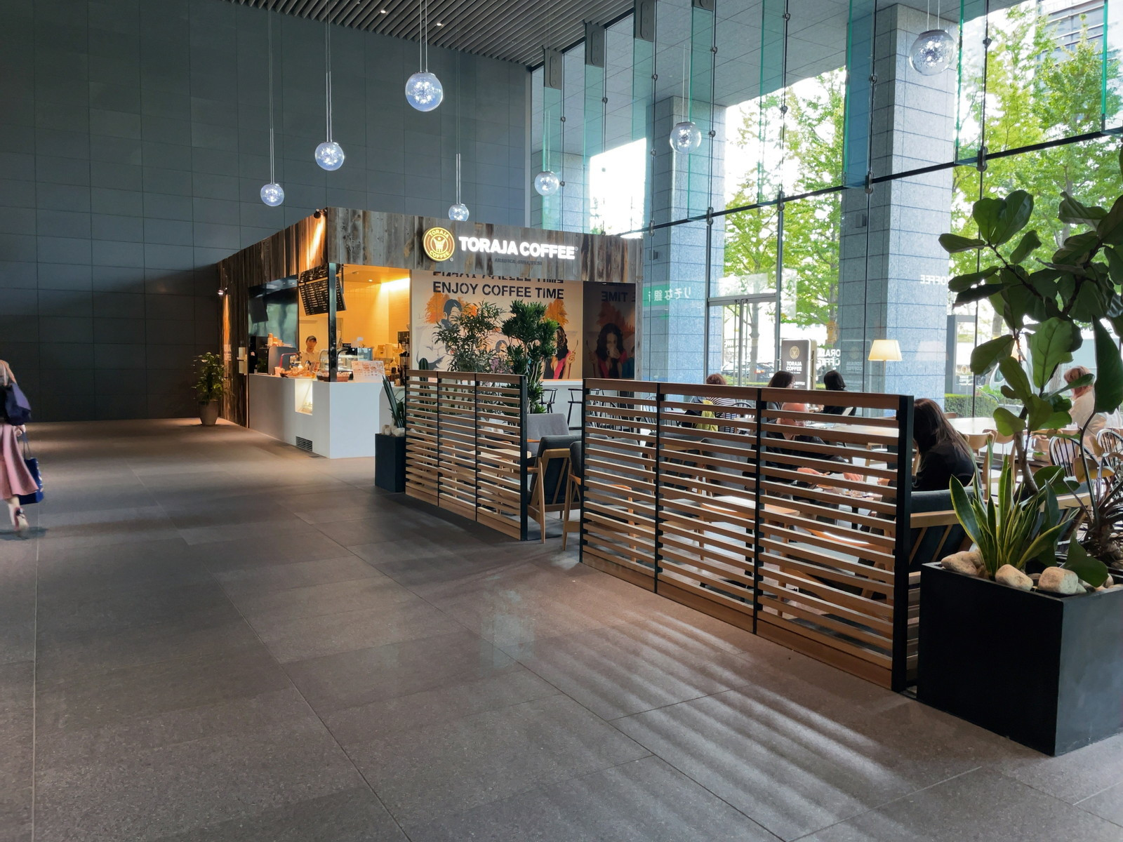 並びにあるトラジャコーヒー 本町南ガーデンシティ店