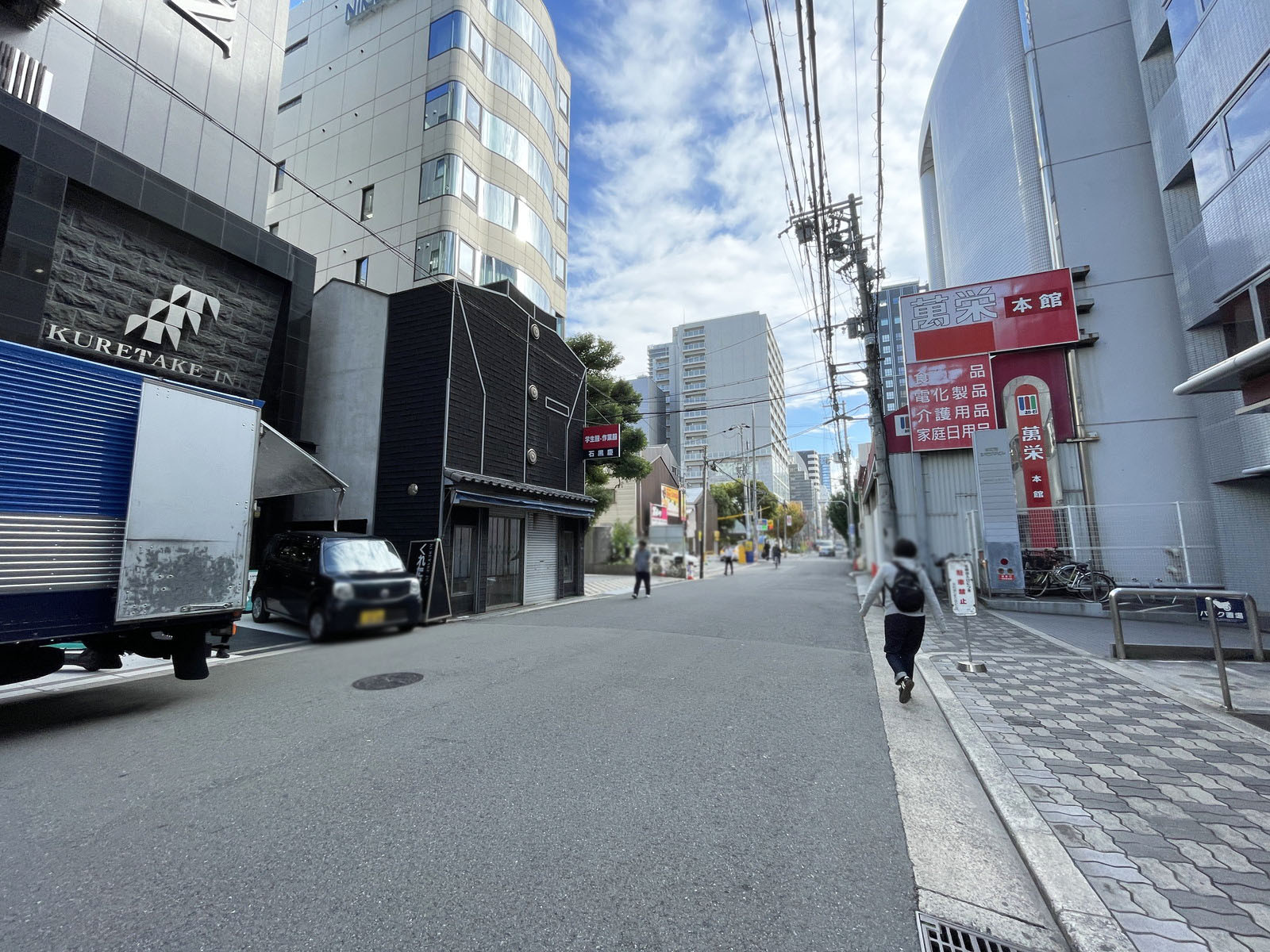 本町南シモジマビル前面の通り