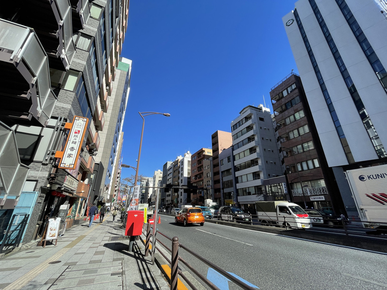 望月ビル前面の通り