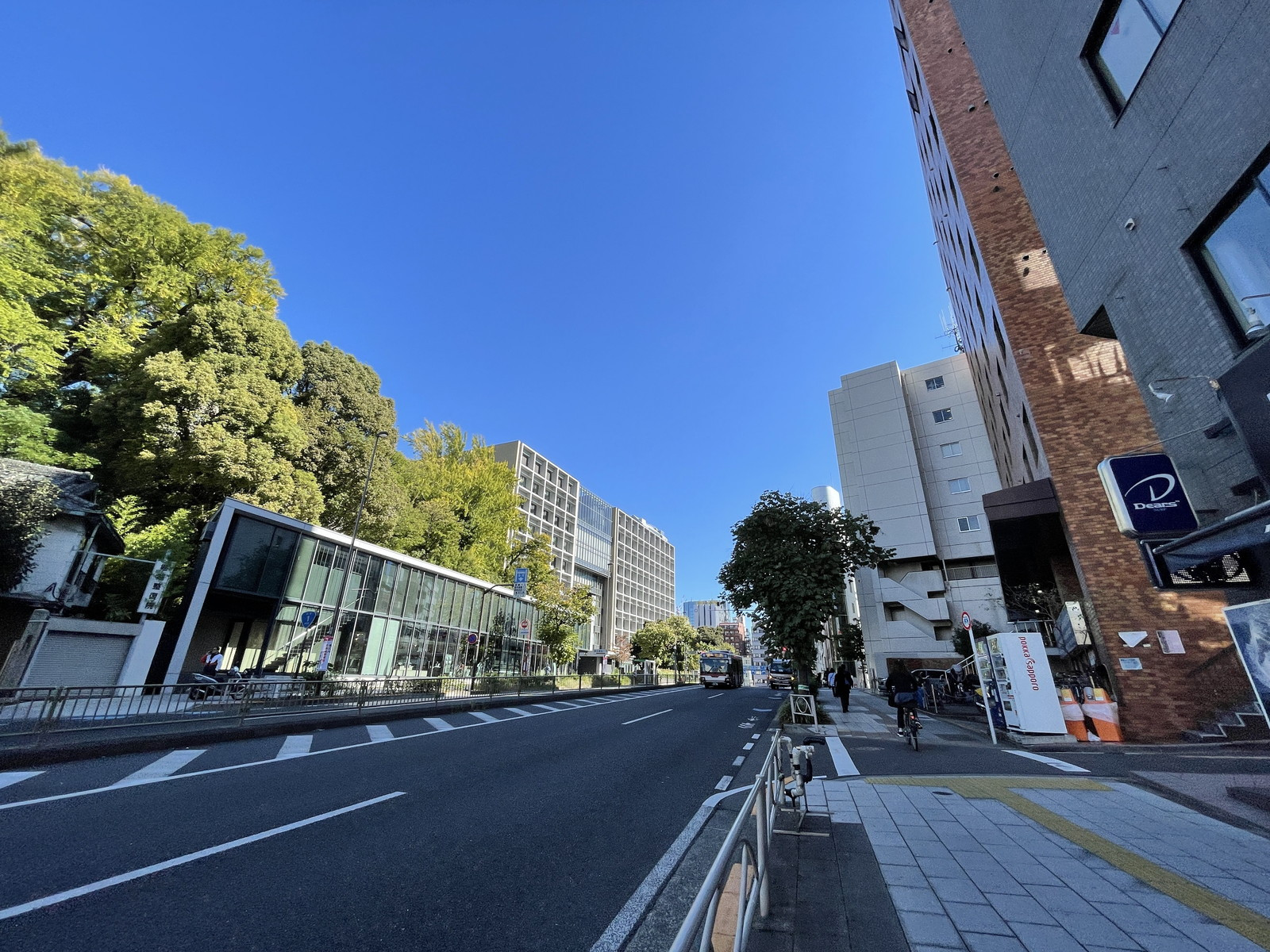万代三田ビル前面の通り