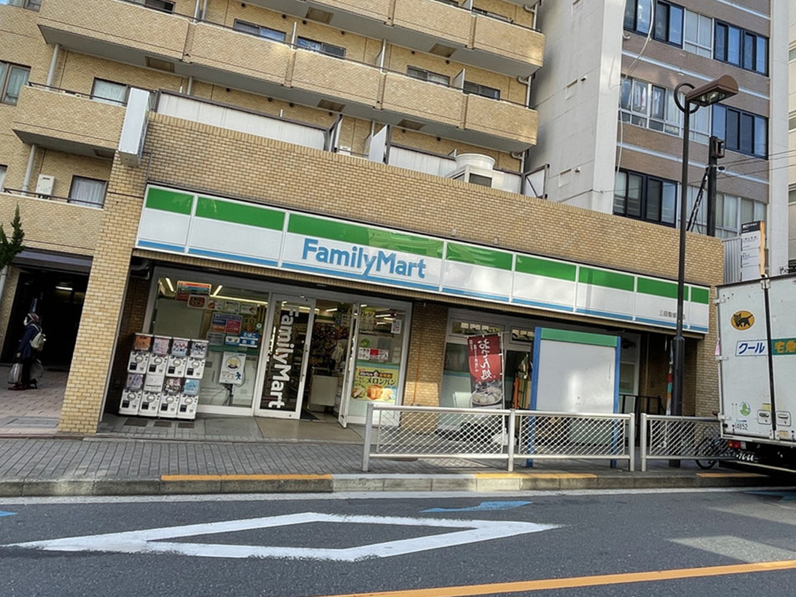 徒歩5分のファミリーマート三田聖坂下店