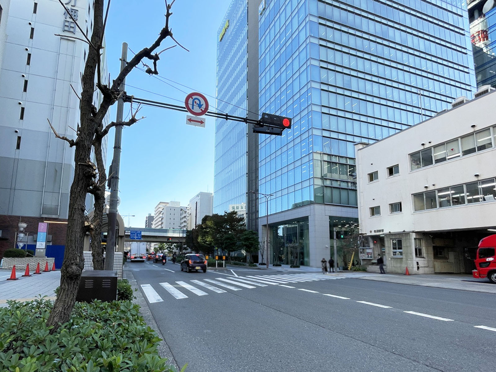 いずみビル前面の通り