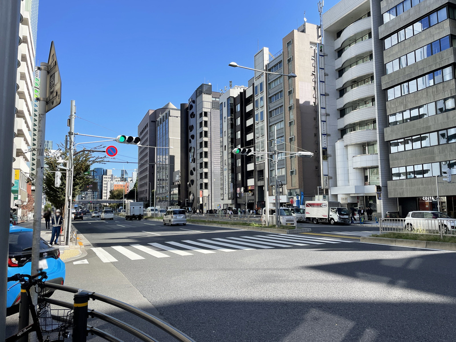 ニューハイツ青山前面の青山通り