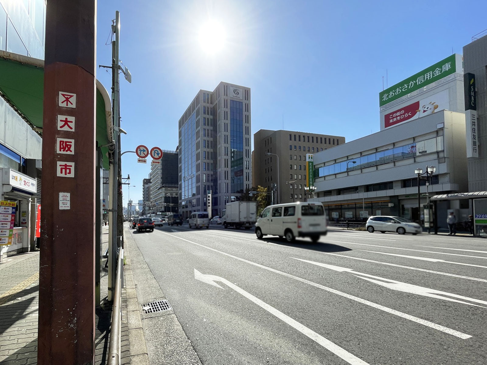 十三センタービル前面の通り