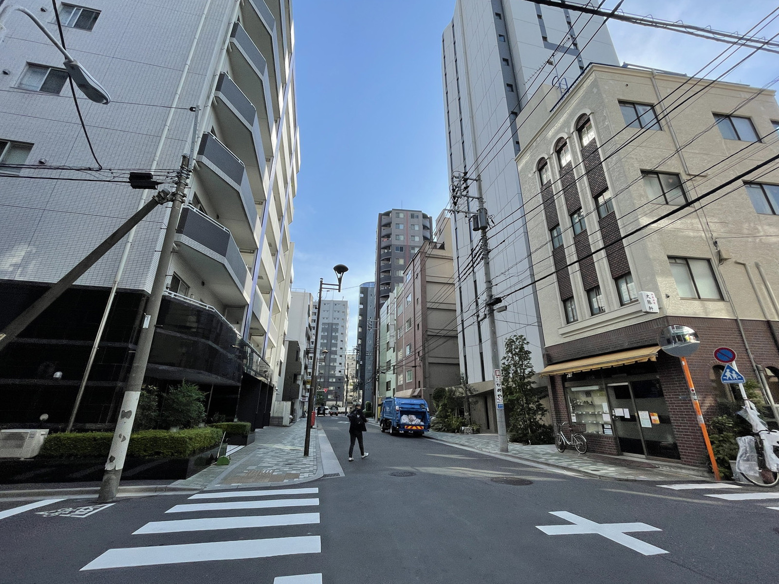 トムワンビル前面の通り