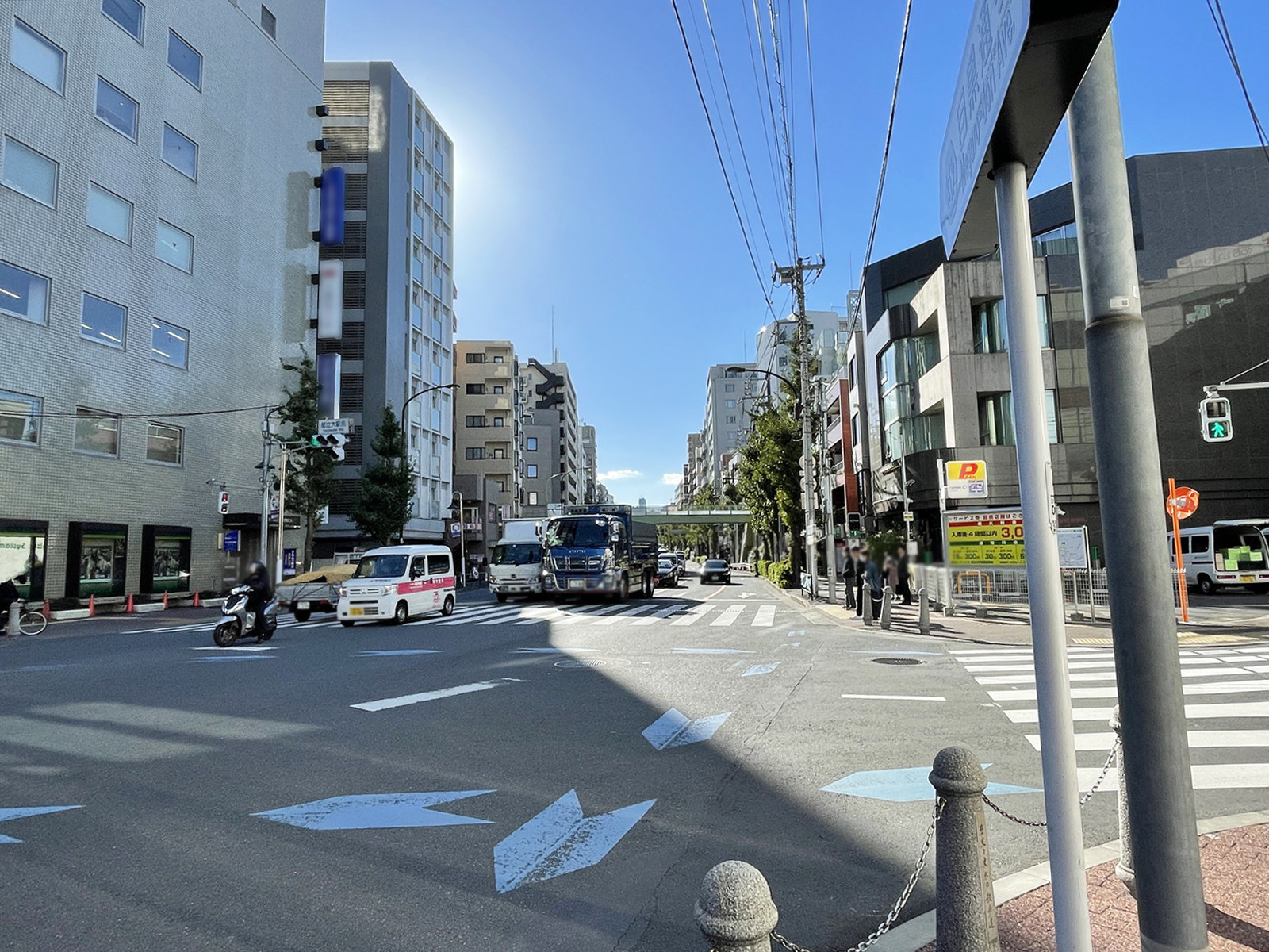 三井住友銀行都立大学駅前ビル前面の目黒通り