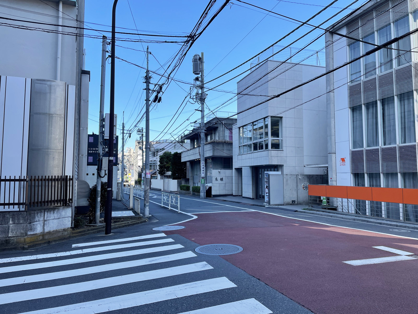 ハウスワンビル前面の通り