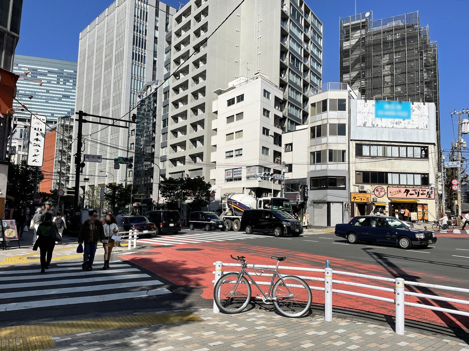 財日ビル前面の明治通り