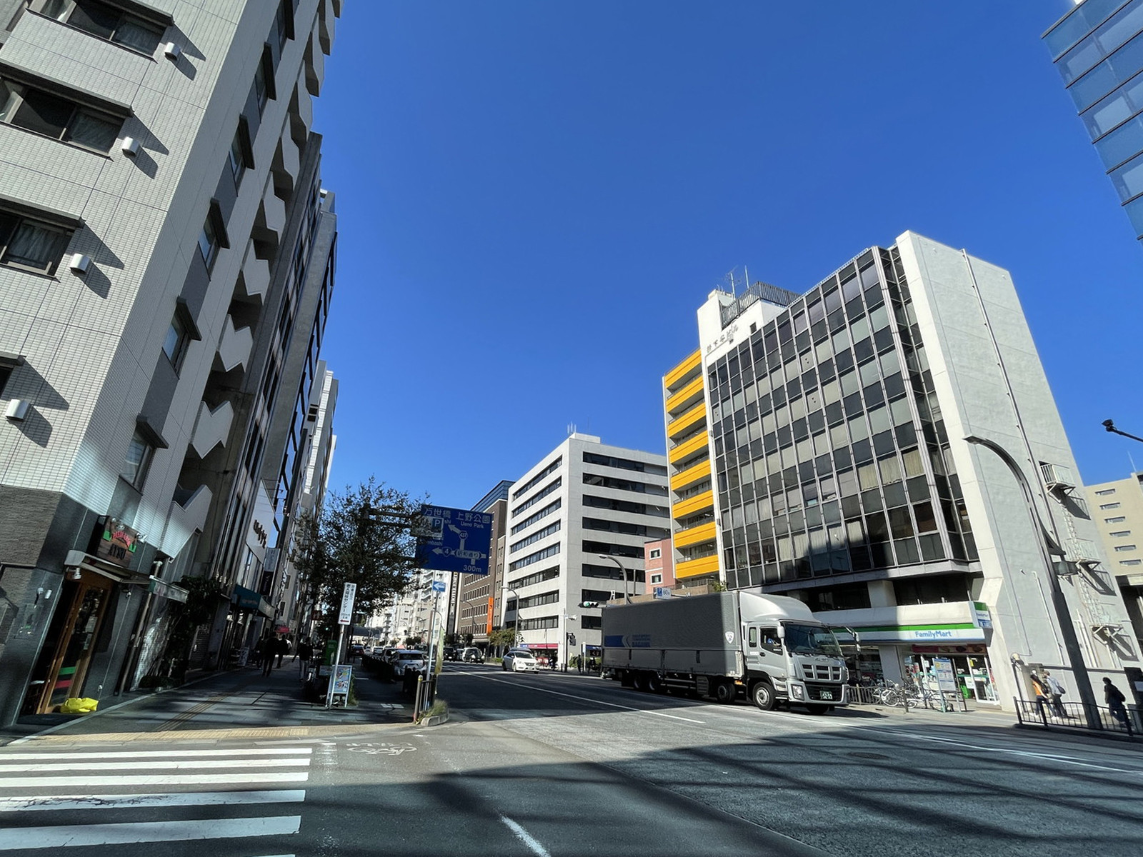 新下谷ビル前面の通り