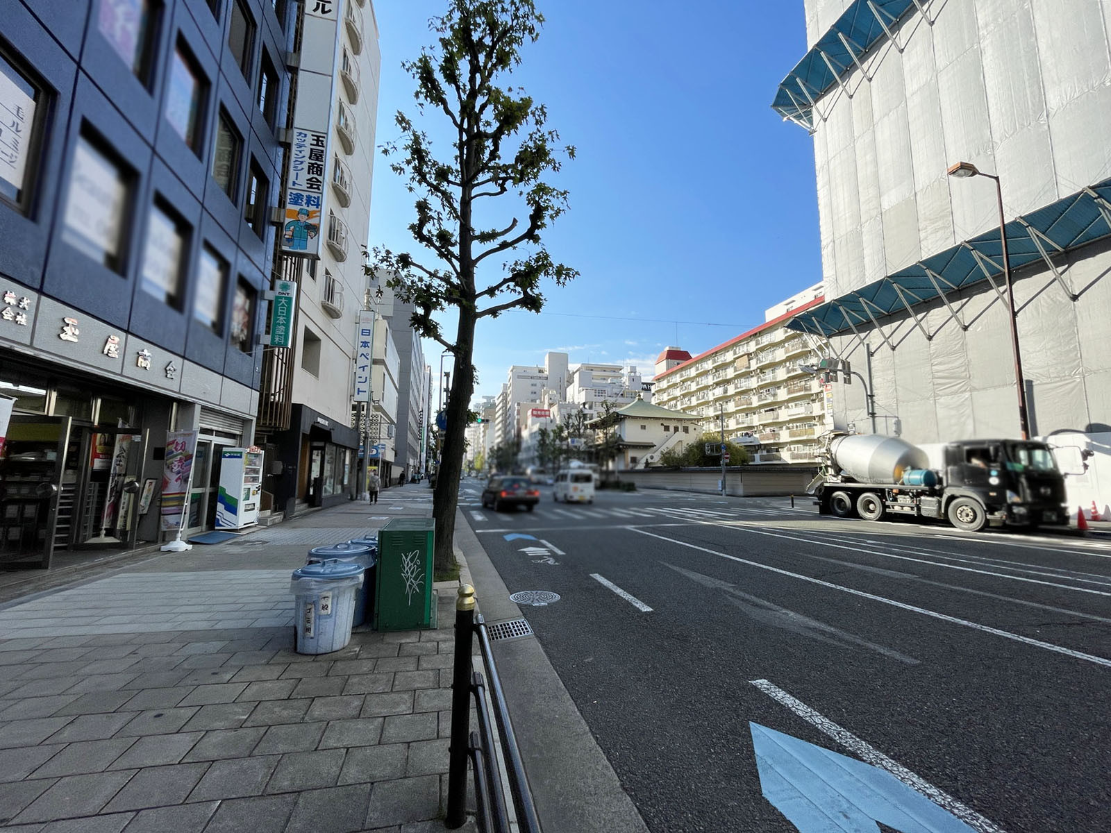 玉屋ビル前面の天神橋筋