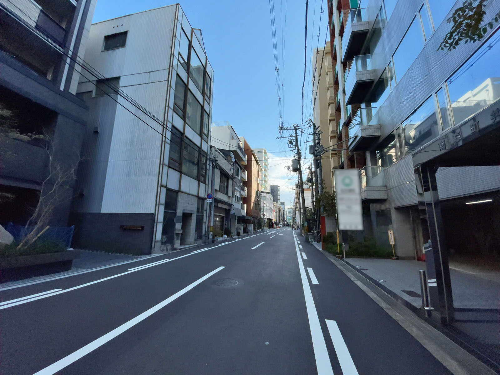 南森町共同ビル前面の通り